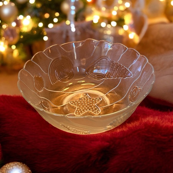 Beautiful glass seashell bowl. EUC - Picture 2 of 13